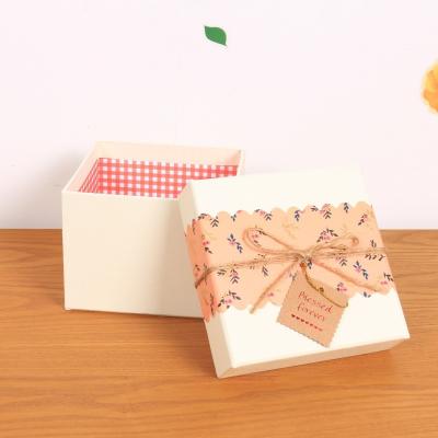 A caixa de papel ondulada colorida do cartão fornece o projeto personalizado