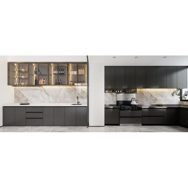 Unités de cuisine en forme de U avec une finition noire mate et un comptoir en acier inoxydable foncé