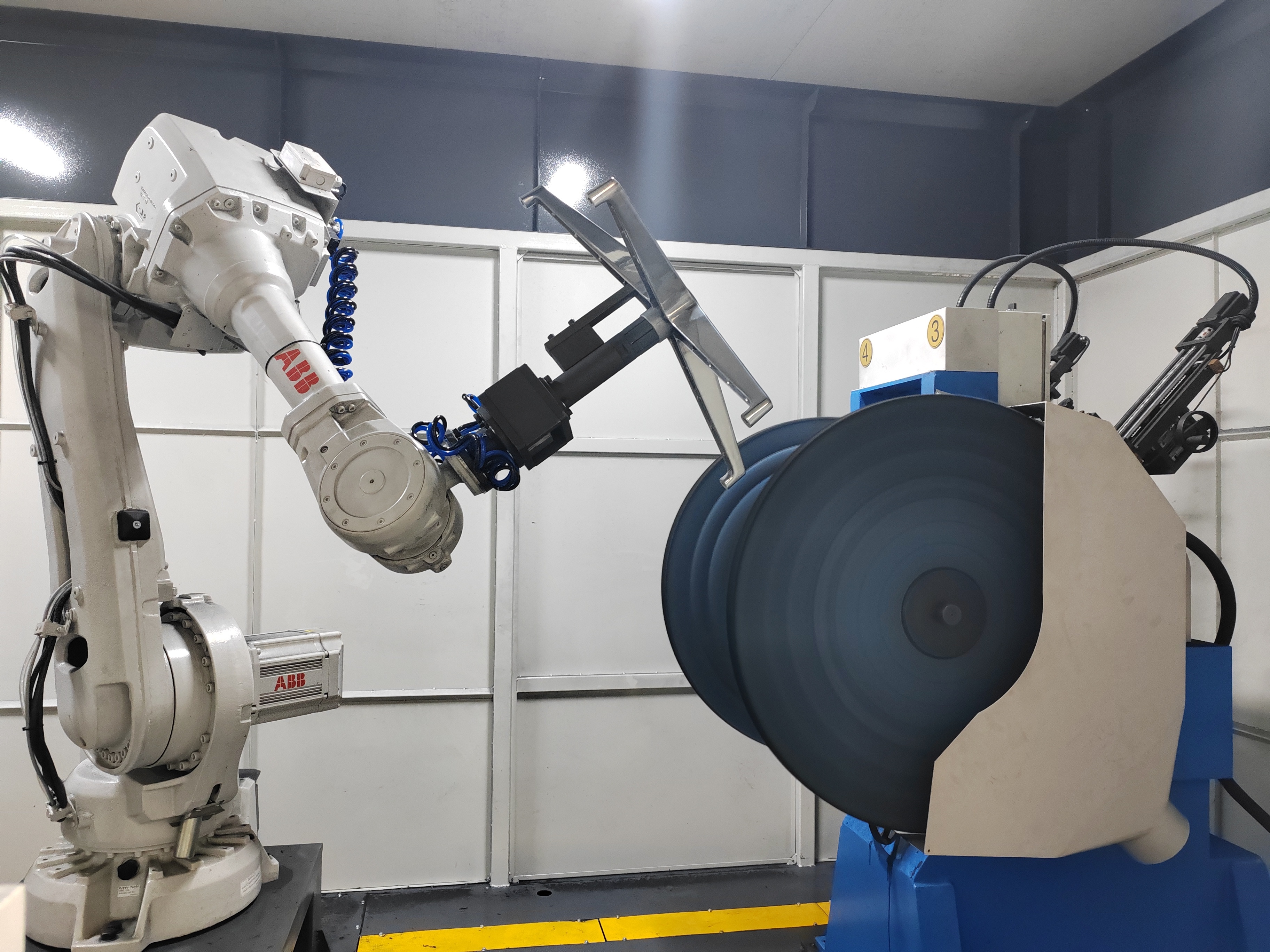 Servo Driven Robotic Aluminum Polishing Machine For Motorcycle Front Fork Tube