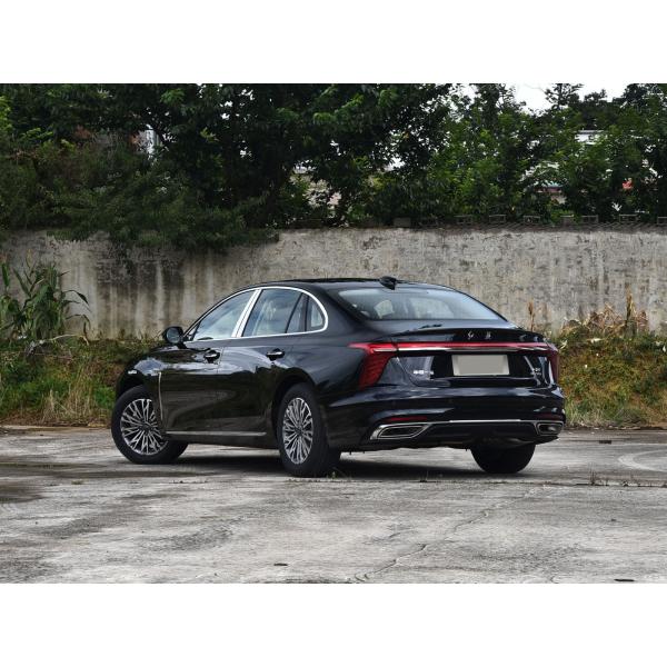 Stylish 2023 Red Flag h5 1.5T DCT 4-door 5-seater car with R17 Tires and LED Headlights