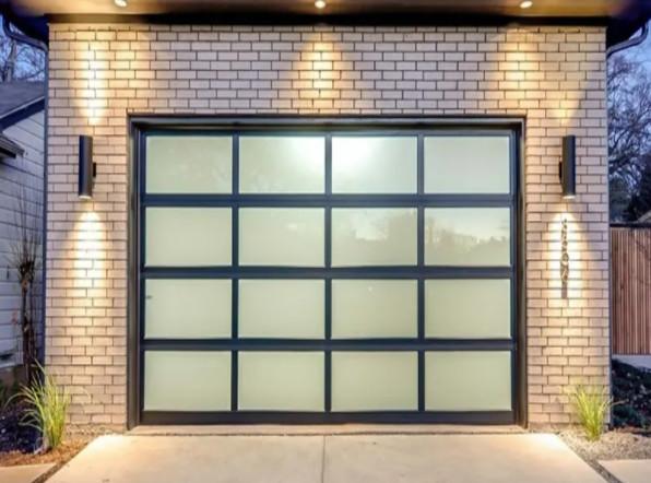Porte de garage à panneaux isolés personnalisés Résistance à l'eau de classe 3 Porte sectionnelle en verre transparent Design moderne avec double vitrage
