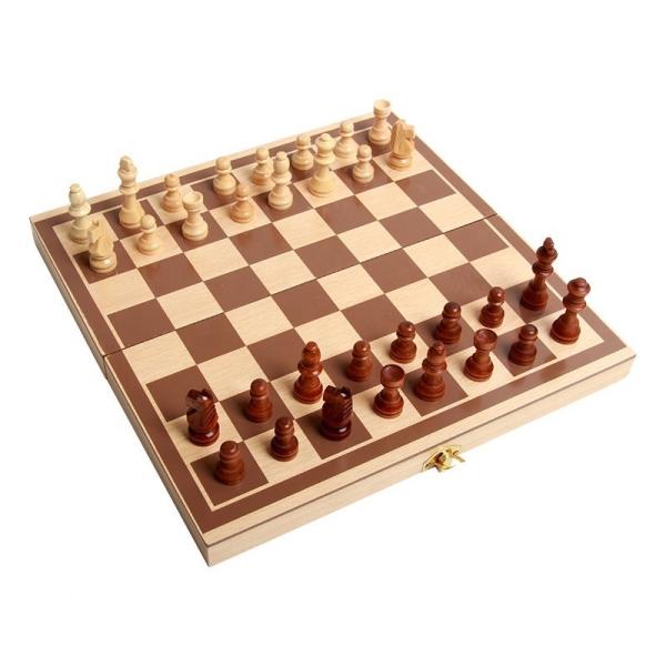 Ensemble d'échecs de tournoi professionnel européen fait à la main avec étui en bois