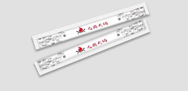 La mitad de la cubierta de papel hermana los palillos de bambú disponibles del sushi con el logotipo modificado para requisitos particulares