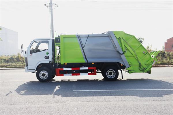 5CBM 4x2 Dongfeng Rubbish Compactor Truck Euro 3 With Back Bucket