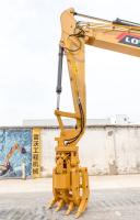A escova mecânica hidráulica da máquina escavadora da construção luta para a pálete de madeira de agarramento da exportação