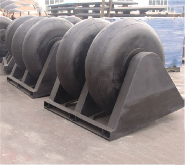 600x200mm 750x250mm Roller Rubber Fender For Shipyard / Water Lock
