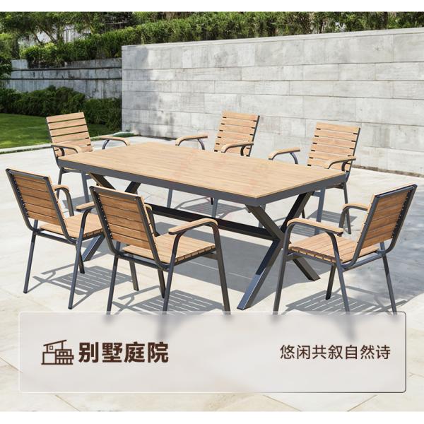 Tableau et chaises en WPC (composite bois-plastique) pour l'extérieur: imperméables à l'eau, au soleil et aux intempéries pour les jardins, les patios, les balcons et les terrasses.