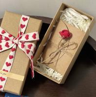 Une boîte cadeau en papier kraft avec enveloppe idéale pour les aveux d'amour de la Saint-Valentin