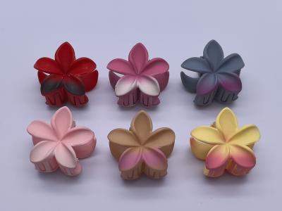 Des griffes de cheveux de fleurs chic et polyvalent accessoire de cheveux de fleurs pour toute occasion