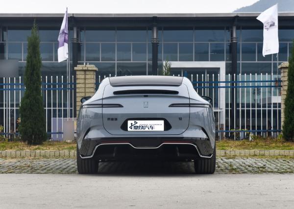 Stylish New Energy Avatr Electric 0.33h Charging Avatr 12 Luxury 5 Seat Sedan EV Car