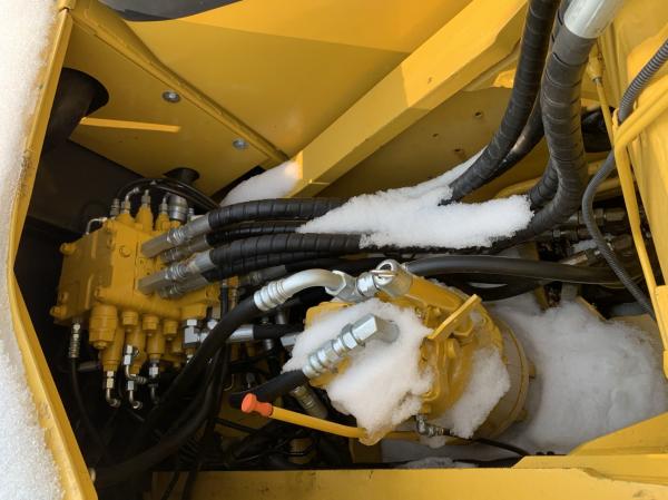 Excavating 22 tons of durable hydraulic track type PC Komatsu 220 second-hand excavator at a low price and selling well