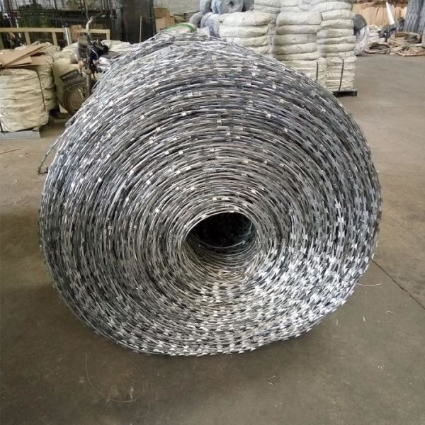14x14 Gauge Hot-dipped Galvanized Double Twisted Barbed Wire with 200m Coil Length