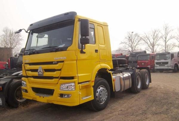 Sinotruck Excellent Condition Tractor Head HOWO Tractor Truck with Tubeless Tire Design