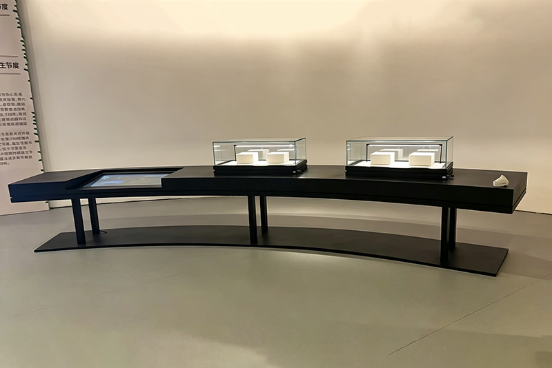 Arc-Shaped Museum Display Table with Built-In Touchscreen and Modular Glass Vitrines for Interactive Relic Exhibits