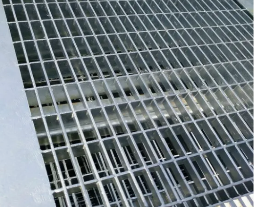 Heavy Duty Hot Dip Galvanized Steel Grating with Serrated Surface for Industrial Drainage