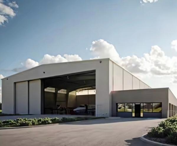 Fabricación de diseño industrial en estructura de acero para cobertizo y almacén