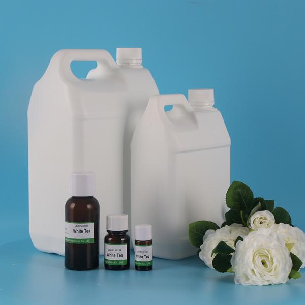 Huile essentielle liquide jaune clair ou incolore à usage quotidien