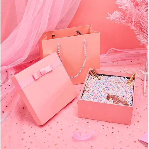 Paperboard Pink Magnetic Closure Gift Packing Box For Clothing Packaging Clamshell Design