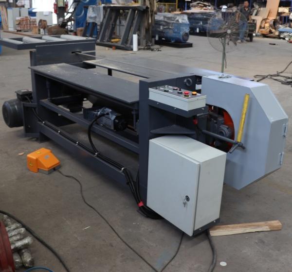 A faixa horizontal do removedor de madeira do prego da pálete viu a máquina com tabela 1750mm para a venda
