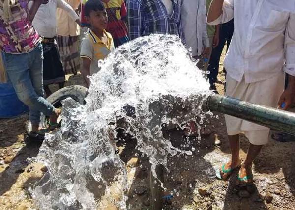 A UNICEF opera o sistema de bombeamento solar da água 100HP para a irrigação e a fonte de água da vila