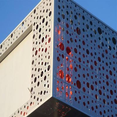 Parede de cortina de alumínio metálico cortada a laser, revestimento de madeira e pedra