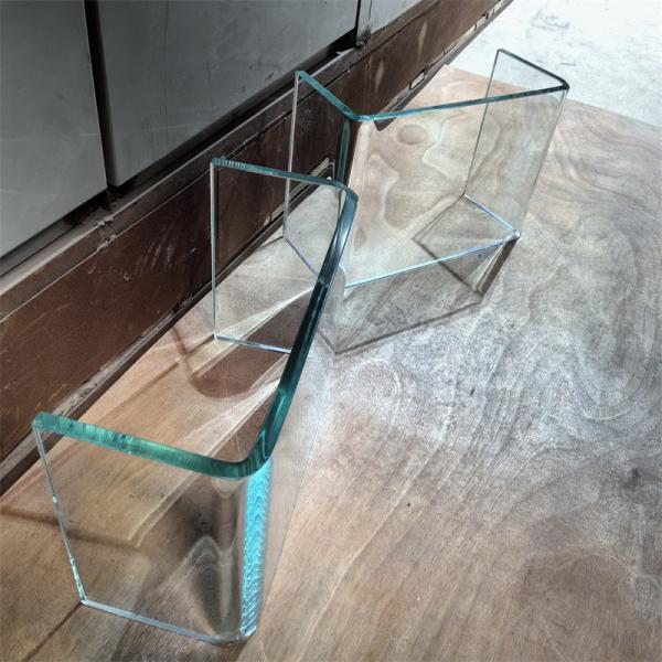 Фабрика изготавливает стекло с маленьким радиусом, изготовленное на заказ в различных формах и сложно круглое, горяче-сгибаемое стекло.