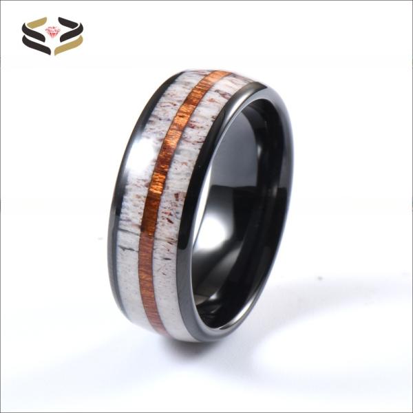 Une superbe bague de mariée pour homme avec antler et bois de koa en incrustation de confort adapté 8mm noir tungstène