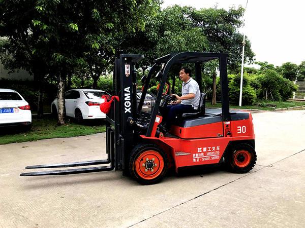 Anti Slip 3 Stage Mast Forklift , High Reach Forklift Diesel XinChai Engine