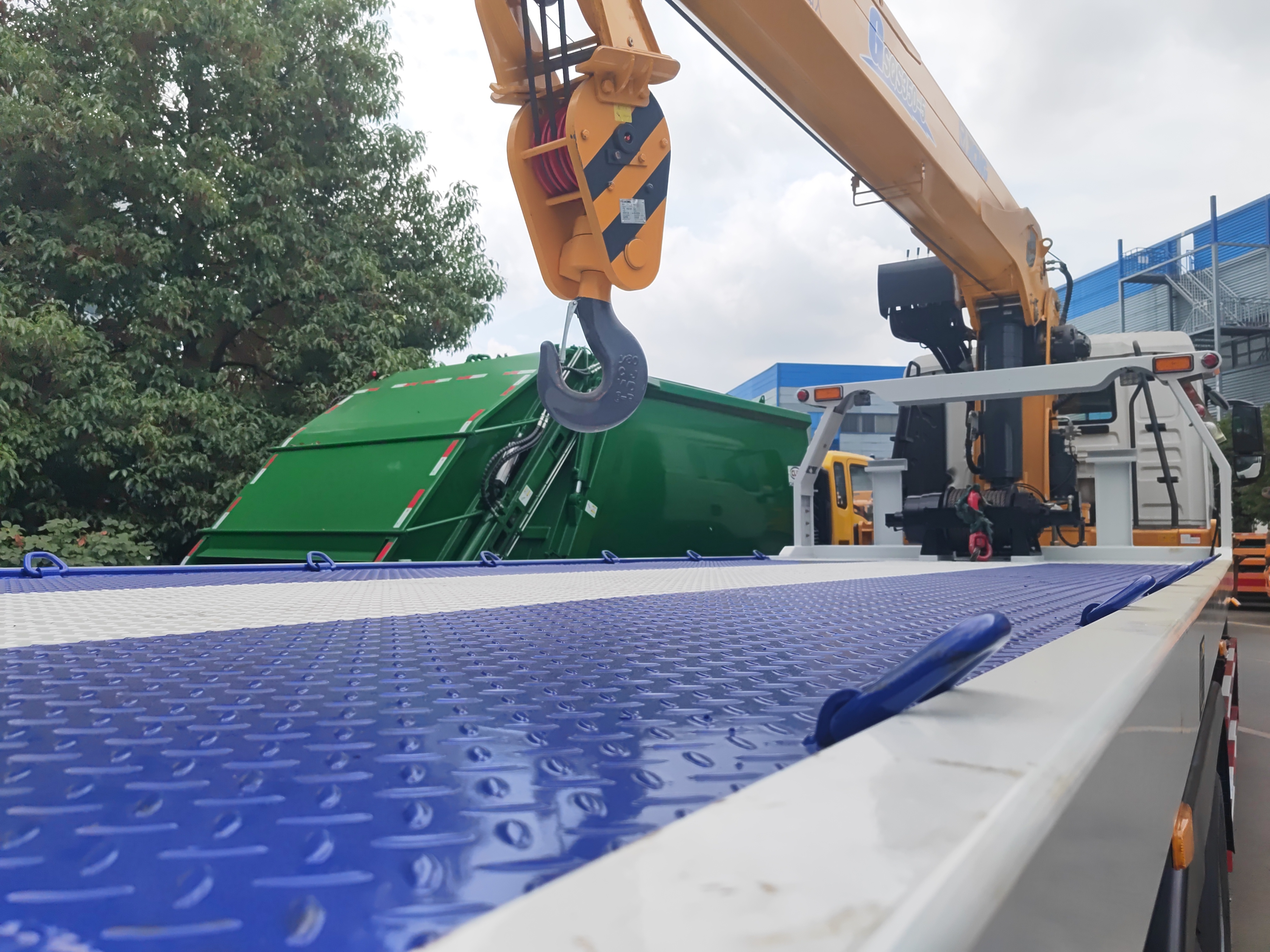 HOWO Tow Truck Heavy Duty Wrecker Truck with XCMG GSQS350-5 Crane 14 Ton 16 Ton Recovery Truck for Saudi Arabia