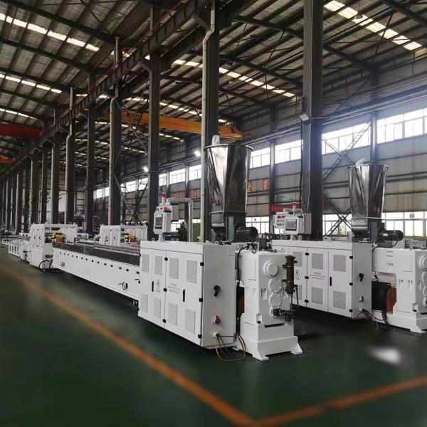 Fabrication de profils de fenêtres et de portes en PVC/UPVC/WPC à haute capacité