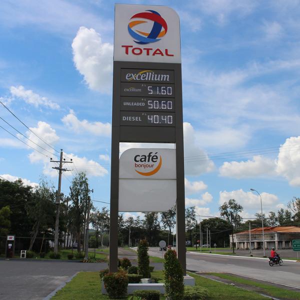 Free Standing Modern Pylon Signs Full Illuminated Aluminum / steel Construction