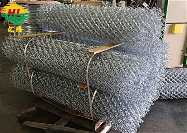 O PVC revestiu o elo de corrente do fio que cerca para o jardim ou a terra da grama pelo cargo de Y