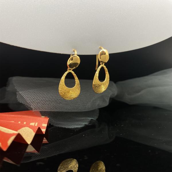 Los pendientes de plumeria de oro de 18 caratos