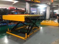 L'ascenseur hydraulique de dock de ciseaux, ascenseur de ciseaux de chariot élévateur est la meilleure solution pour le chargement d'entrepôt de dock.