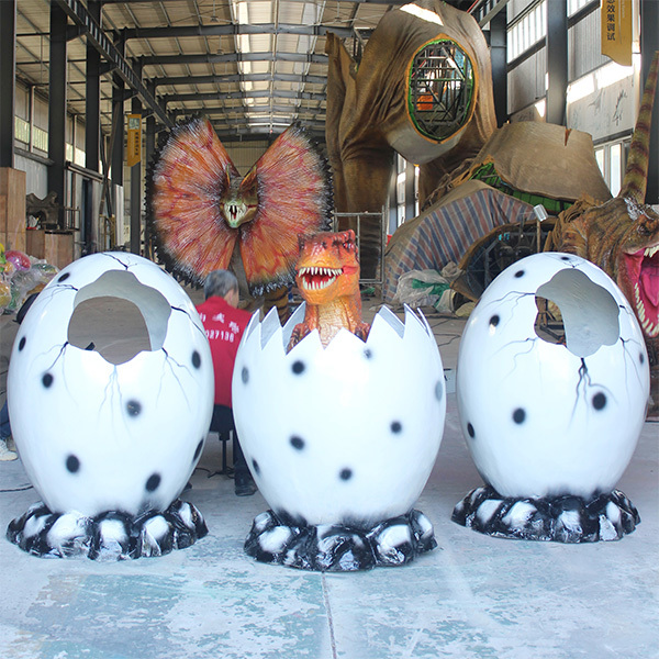 Amusement Park Taking Photo Fiberglass Sculpture Dinosaur Hatching Egg