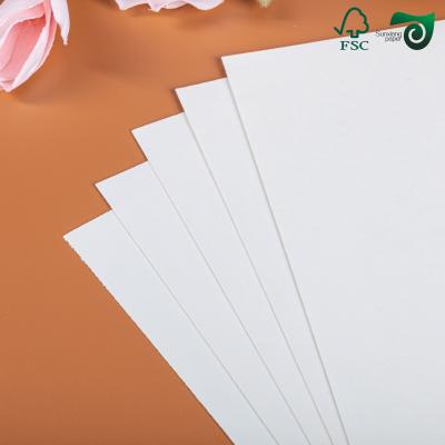 FSC Feuille de papier blanc brillant non recouvert 200 g 250 g 300 g 350 g Pour l'impression offset