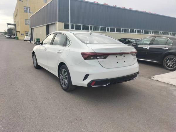 Kia K3 1.5L CVT Versão Deluxe Carro a gasolina Compacto Tração dianteira