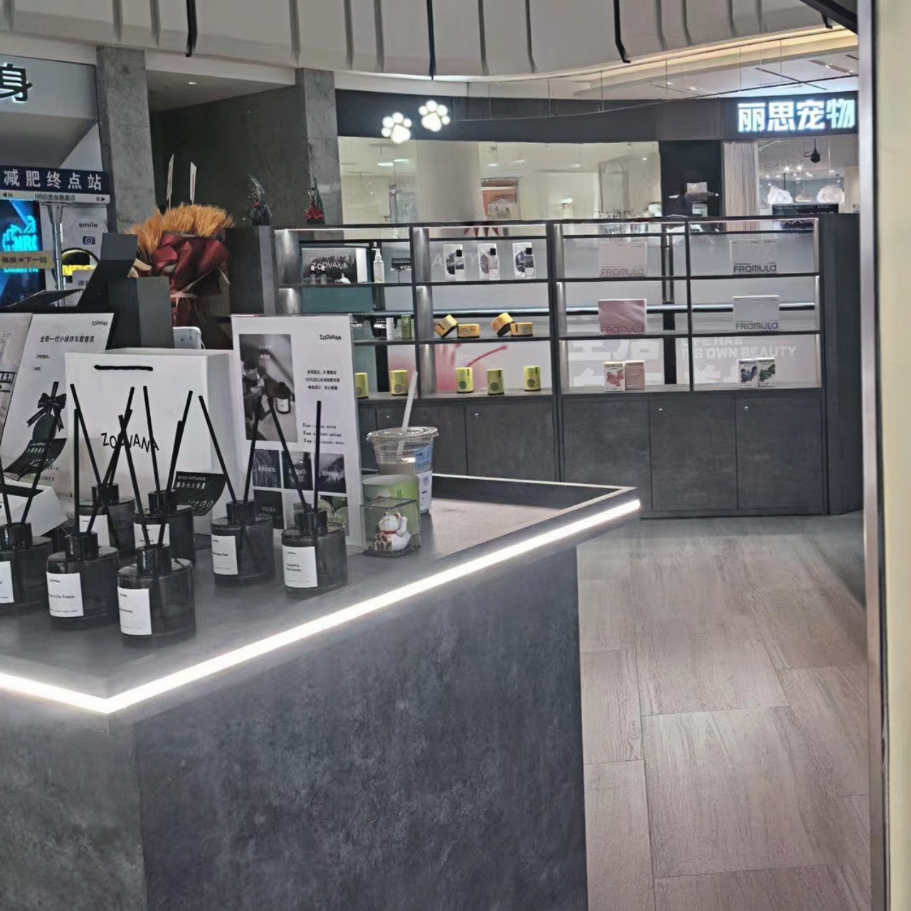 Modern Minimalist Glass Showcase For Perfume Store