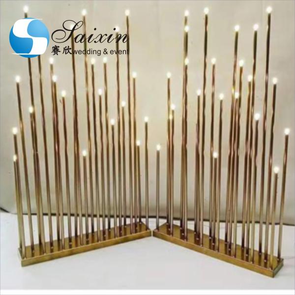 Красивый золотой металлический подсвечник для свадебного декора