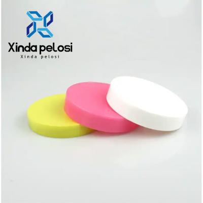 Capas de parafuso de garrafas de plástico Logotipo personalizado Capas lisas com revestimentos de vedação de folha de alumínio PET