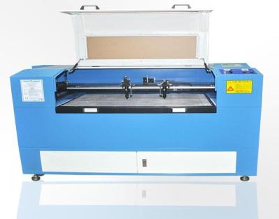 Máquina de grabado de alta velocidad del corte del laser de la doble-cabeza para el cartón