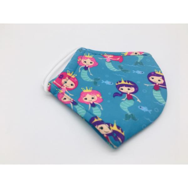 Дети применяют обложку к дружелюбной анти- маске хлопка мультфильма вируса