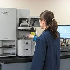 Peritos experientes especializados químicos do laboratório de testes da fabricação
