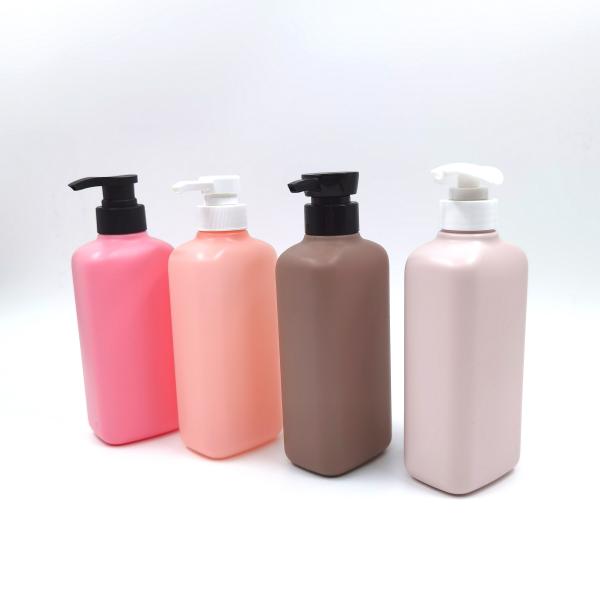 Le cosmétique vide en plastique de HDPE met le lavage en bouteille de corps de shampooing emballant 600ml avec la pompe rose