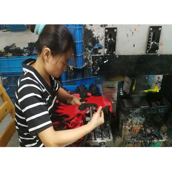 Микро- изолированные пеной перчатки нитрила, нитрил окунутые перчатки подняли картину зерна