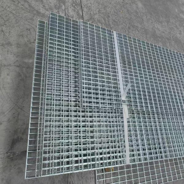 1.8m Industrial Steel Grating Crowd Control Fencing Alloy Plate Round Pattern Coated Painted Surface