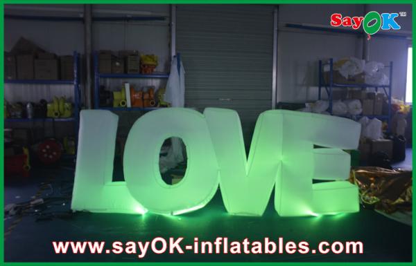 A letra gigante iluminou o número do sinal do amor para a propaganda/partido