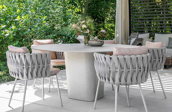 L'osier extérieur de rotin dinant des chaises avec des bras imperméabilisent la corde de patio tissée 200cm