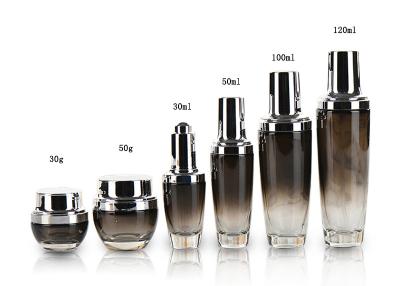 La bouteille cosmétique noire de lotion de bouteilles en verre a placé le pot 50g de crème cartonne l'emballage