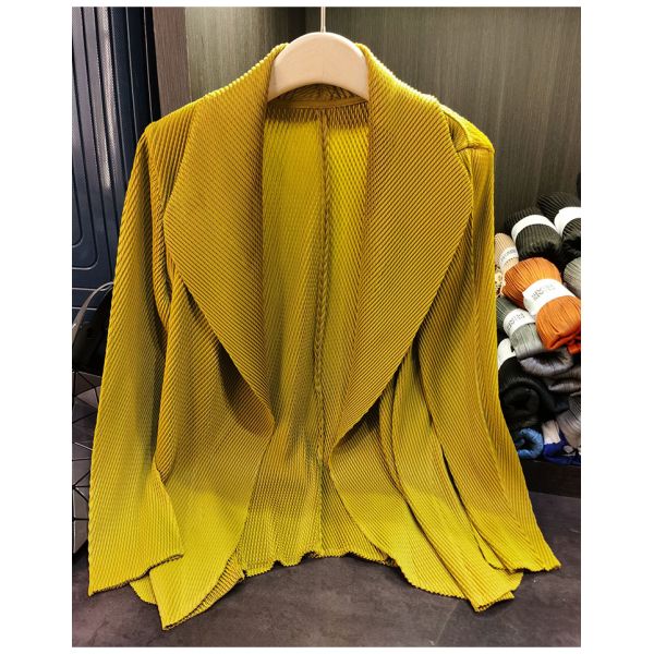Spring 2025 Women's Solid Color Lapel Long Sleeved Pleated Women's Long Coat